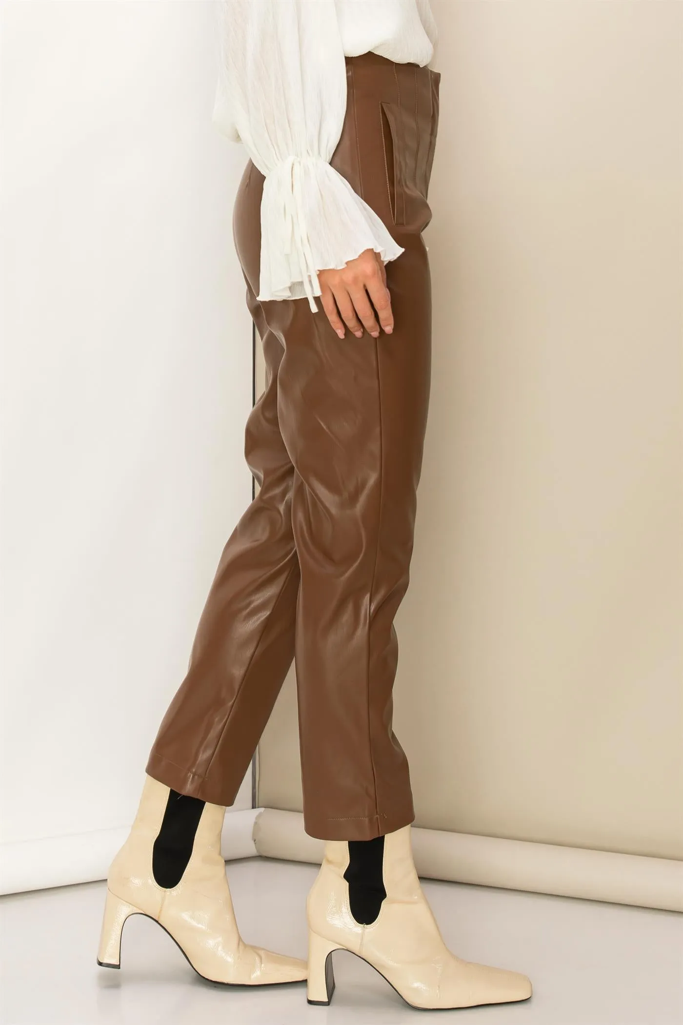 HF23E611-High-waist Pu Tapered Pants