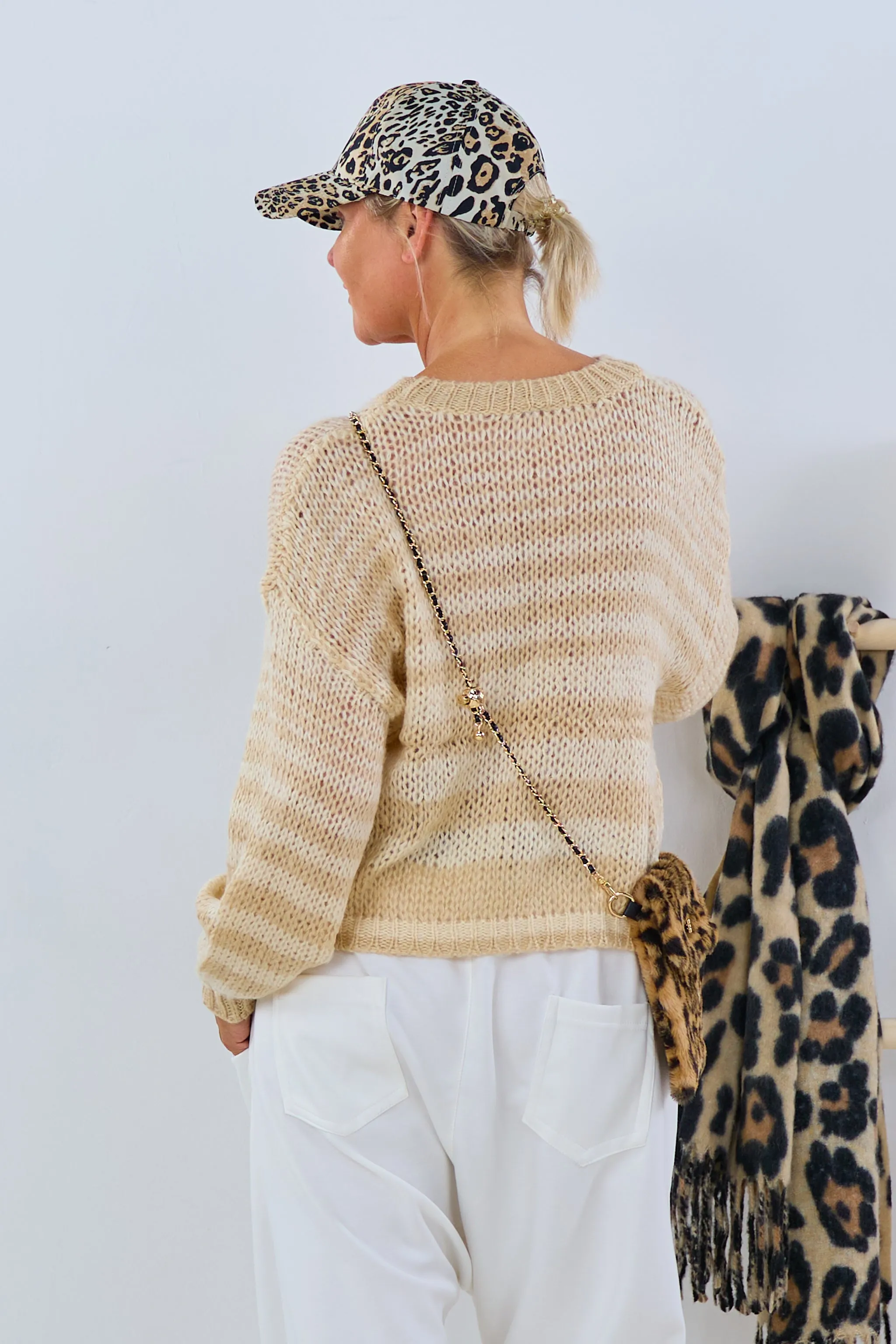 kurzer Strickpulli mit aufgenähten Kringeln, beige-creme