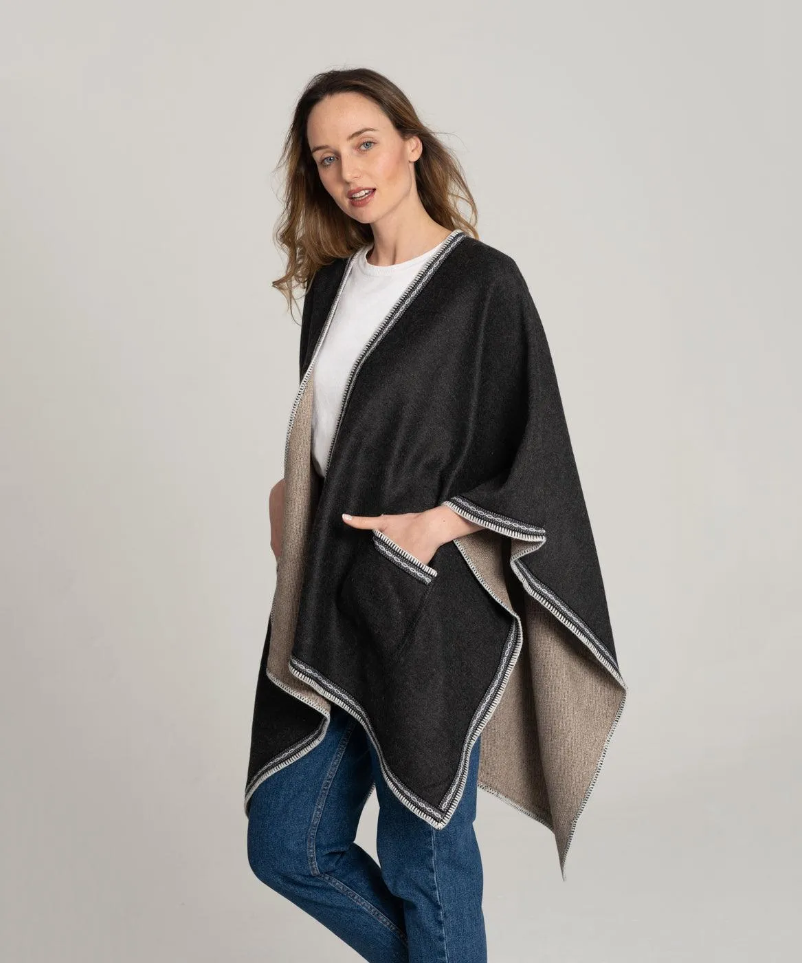 Poncho o capa en mezcla de alpaca gris oscuro con borde en cinta étnica