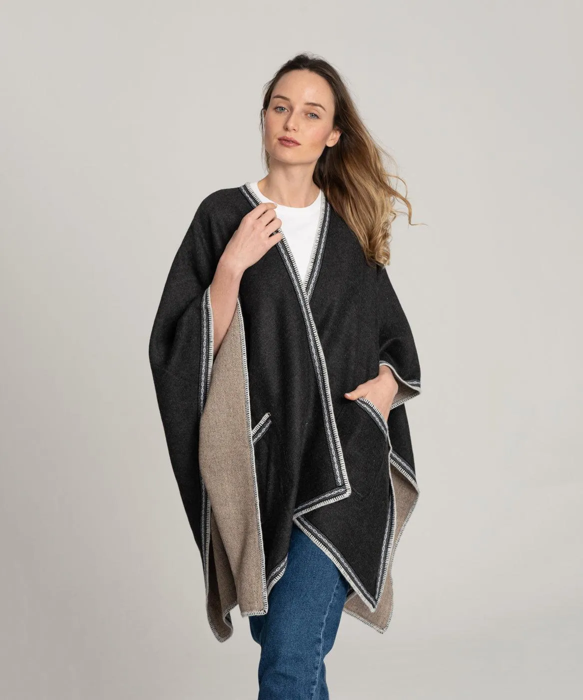 Poncho o capa en mezcla de alpaca gris oscuro con borde en cinta étnica