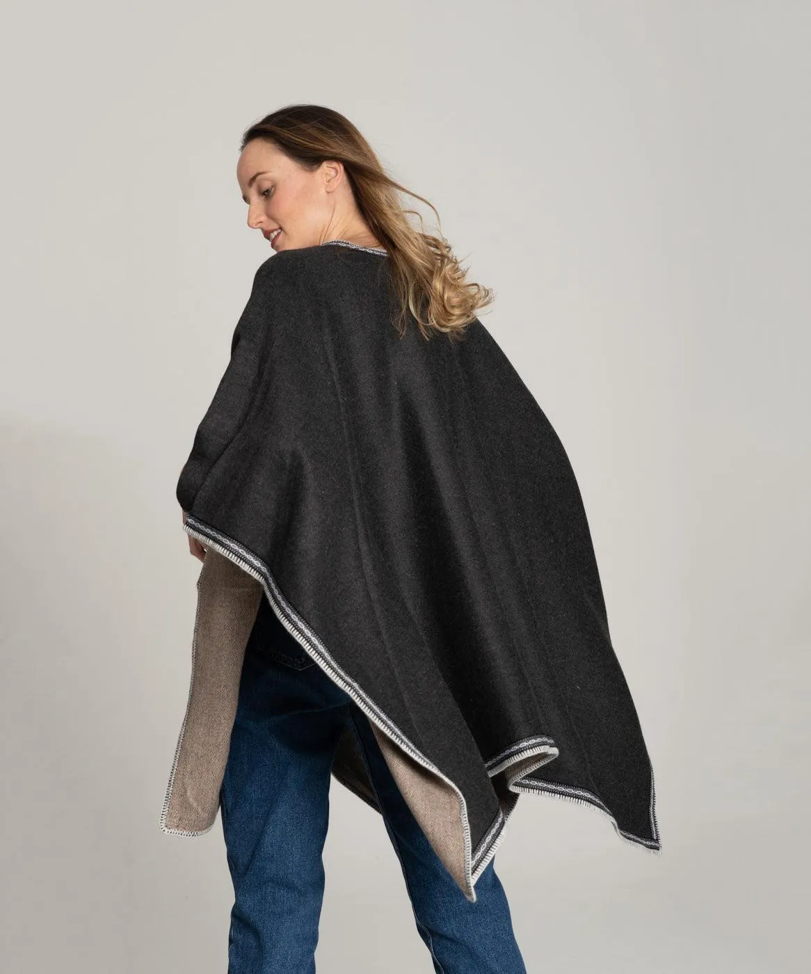 Poncho o capa en mezcla de alpaca gris oscuro con borde en cinta étnica